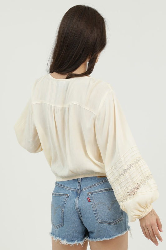 EYELET BUTTON FRONT TOP