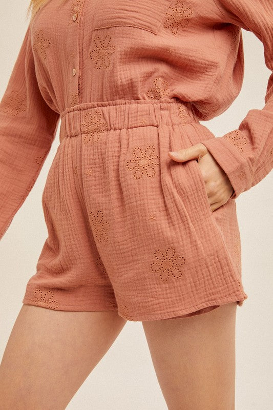 EMROIDERED LINEN SHORT