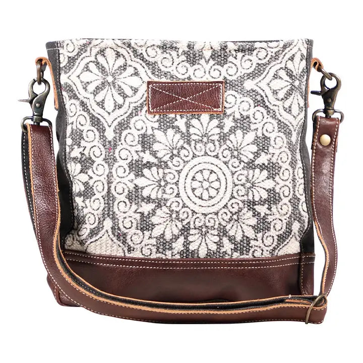 FREAKY SHOULDER BAG